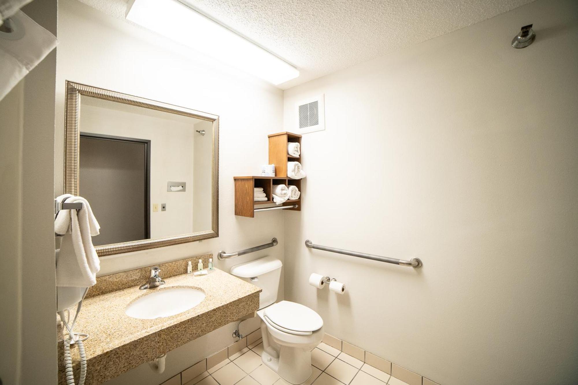 Quality Inn & Suites Watertown Near Prairie Lakes Ice Arena Εξωτερικό φωτογραφία