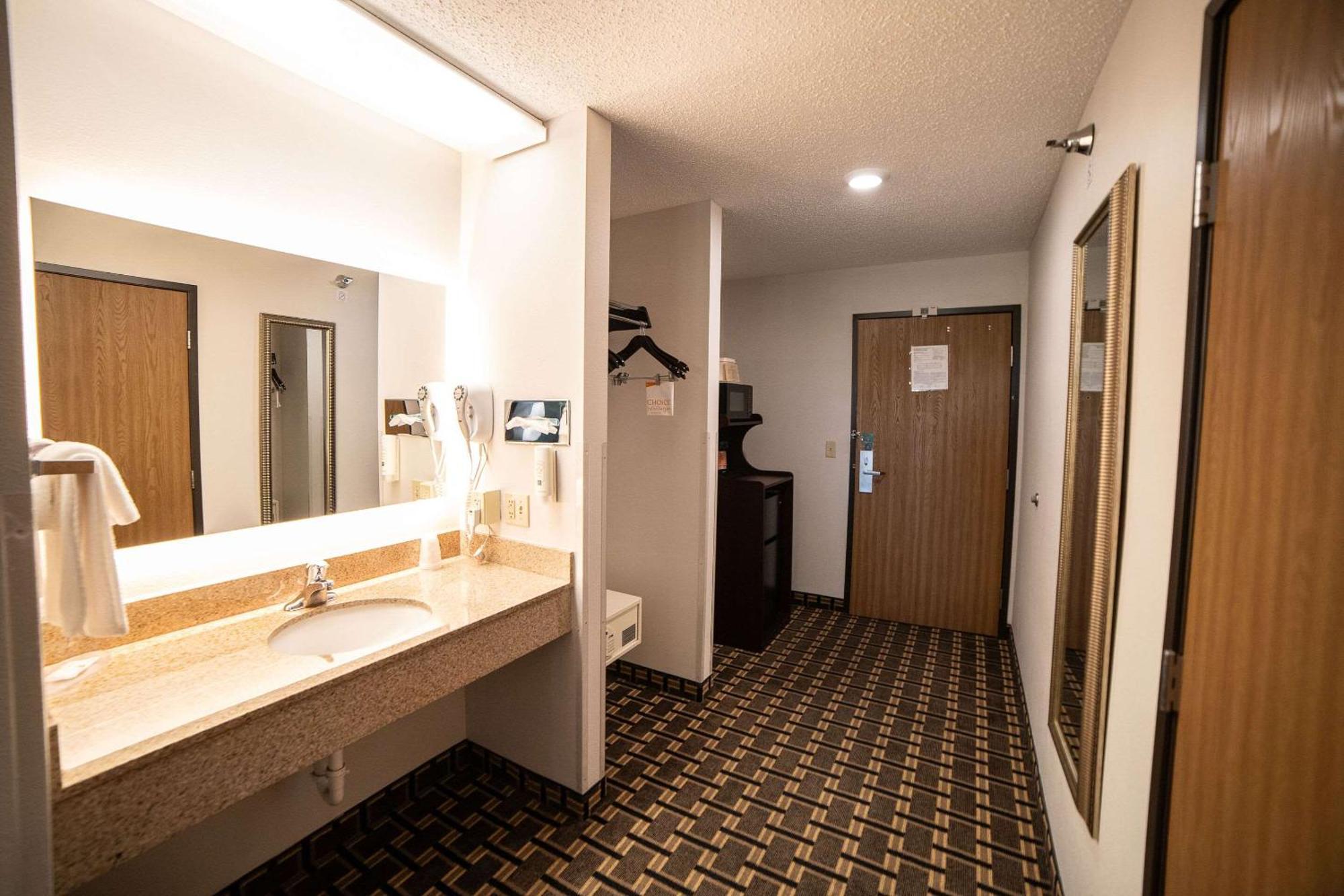 Quality Inn & Suites Watertown Near Prairie Lakes Ice Arena Εξωτερικό φωτογραφία