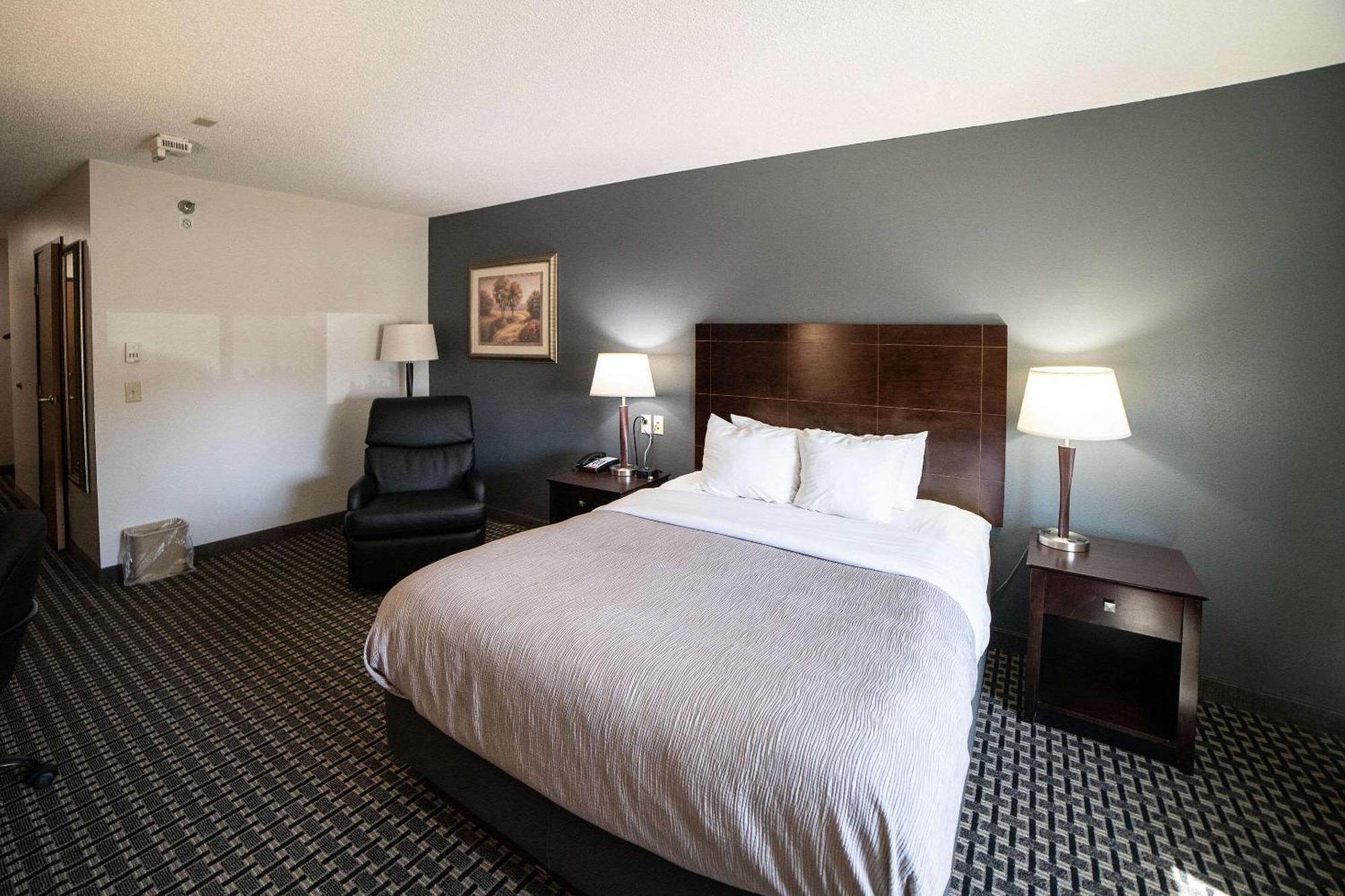 Quality Inn & Suites Watertown Near Prairie Lakes Ice Arena Εξωτερικό φωτογραφία
